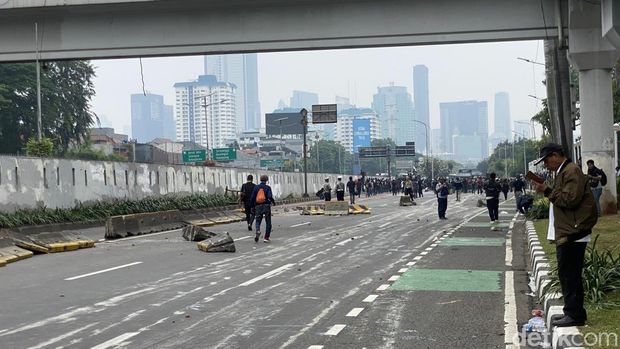 Massa unjuk rasa di depan gedung MPR/DPR RI, Jakarta, dipukul mundur polisi. Beton pembatas jalur bus TransJakarta (busway) roboh hingga berantakan di jalan. (Devi P/detikcom)