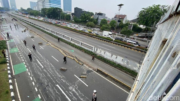 Massa unjuk rasa di depan gedung MPR/DPR RI, Jakarta, dipukul mundur polisi. Beton pembatas jalur bus TransJakarta (busway) roboh hingga berantakan di jalan. (Devi P/detikcom)