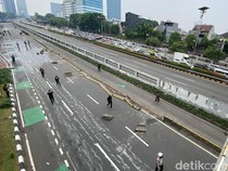 Video: Massa Lempari Mobil Polisi di DPR Diduga Bawa Pelajar yang Ditahan