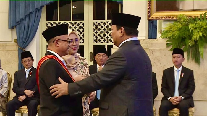Menteri Pendidikan Dasar dan Menengah (Mendikdasmen), Abdul Mu’ti, menerima penghargaan berupa tanda kehormatan Bintang Mahaputera Utama dari Presiden Prabowo, Senin (25/8/2025).