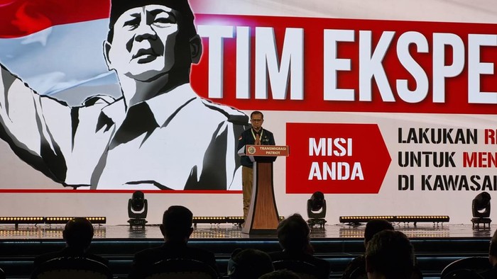 Menteri Transmigrasi Iftitah saat memberi pembekalan ke tim Ekspedisi Patriot (Taufiq/detikcom)