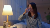 Minum Air Tengah Malam Bisa Rusak Ginjal? Ini Kata Dokter