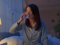 Minum Air Tengah Malam Bisa Rusak Ginjal? Ini Kata Dokter