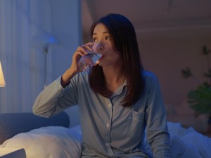 Minum Air Tengah Malam Bisa Rusak Ginjal? Ini Kata Dokter