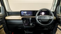 Di dalam kabin, dasbor didesain ulang dengan layar terintegrasi, termasuk instrumen klaster digital berukuran 7 inch. Sistem hiburannya mengandalkan layar berukuran 12,3 inch. Foto: Dok. Mitsubishi