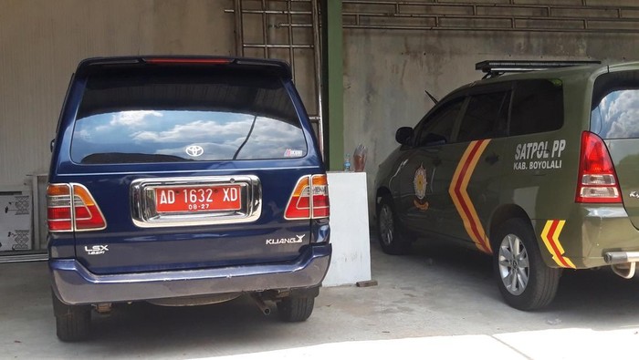 Mobil dinas yang melaju ugal-ugalan dan nyaris menabrak bocah kini dikandangkan di garasi Satpol PP Boyolali, Senin (25/8/2025).