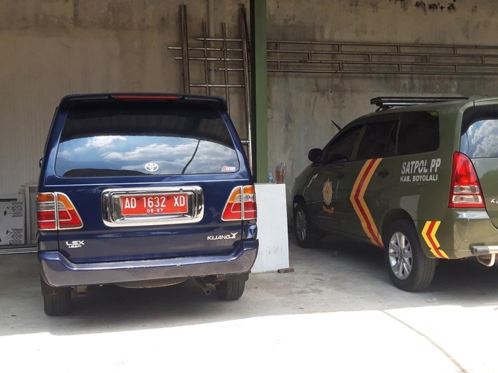Mobil dinas yang melaju ugal-ugalan dan nyaris menabrak bocah kini dikandangkan di garasi Satpol PP Boyolali, Senin (25/8/2025).