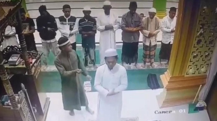 Seorang guru mengaji bernama Muhammad Jumali (27) di Morowali Utara, Sulawesi Tengah (Sulteng) ditikam saat menjadi imam salat Subuh.