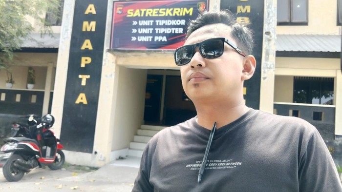 Muhamad Ansori, kuasa hukum korban pencabulan perangkat desa saat ditemui detikBali di Polres Lombok Timur, Senin (25/8/2025). (Sanusi Ardi W/detikBali)
