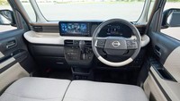 Tidak hanya luas, kabinnya juga canggih. Nissan membenamkan layar infotainment besar 12,3 inci, terbesar yang pernah ada di kei car Jepang. Ada pula Intelligent Around View Monitor dengan fitur Invisible Hood View, yang memberi pandangan virtual menembus kap mesin agar pengemudi lebih mudah mendeteksi potensi bahaya di jalan. Foto: Carscoops