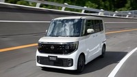 Mengutip Carscoops, Nissan Roox tetap dirancang dengan dimensi ringkas agar sesuai regulasi tapi kabin dibuat seluas mungkin. Pada generasi keempat, fascia Roox dapat penyegaran dengan lampu utama baru serta bilah lampu LED yang membentang ke sisi bodi. Dari samping, bentuk bodi memang masih boxy, tapi panel bodi full baru. Pintu geser belakang tetap dipertahankan demi kepraktisan. Foto: Carscoops