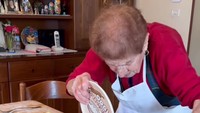 Ravioli buatan Nonna Natalina dicetak secara tradisional dan manual. Ia bahkan hanya menggunakan piring untuk menyatukan dan mengunci adonan agar rapat. Foto: Instagram/@nonnanatalina_1935