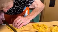 Secara manual, Nonna Natalina juga memotong-motong adonan pasta. Fettucini menjadi jenis pasta yang paling sering dibuatnya. Foto: Instagram/@nonnanatalina_1935