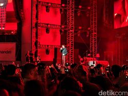 Mengabadikan Aksi JVKE dan Yung Kai di Lalala Fest Pakai Oppo Reno 14 Pro