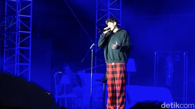 Mengabadikan Aksi JVKE dan Yung Kai di Lalala Fest Pakai Oppo Reno 14 Pro
