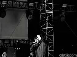 Mengabadikan Aksi JVKE dan Yung Kai di Lalala Fest Pakai Oppo Reno 14 Pro