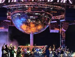 Mengabadikan Aksi JVKE dan Yung Kai di Lalala Fest Pakai Oppo Reno 14 Pro