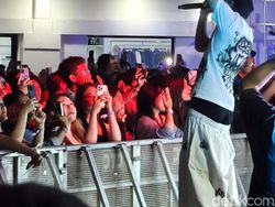 Mengabadikan Aksi JVKE dan Yung Kai di Lalala Fest Pakai Oppo Reno 14 Pro