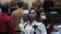Dalam kesaksiannya, Dina mengakui dibelikan mobil HR-V oleh Kosasih sebagai kado ultahnya.