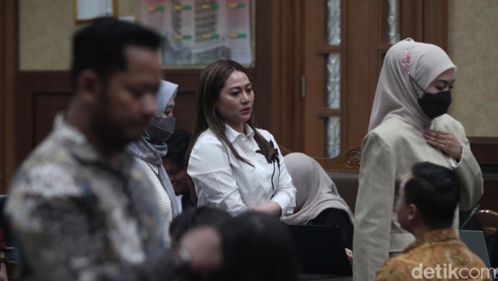 Terdakwa perkara korupsi, eks Dirut PT Taspen Antonius Kosasih menghadiri sidang lanjutan di Pengadilan Tipikor, Jakarta, Senin (25/8/2025). Jaksa menghadirkan 21 saksi, dua di antaranya adalah Rina Lauwy (baju putih berkacamata) dan Raden Roro Dina Wulandari (baju putih). Diketahui, Rina merupakan mantan istri Kosasih dan Dina merupakan teman dekat terdakwa.