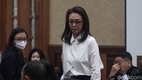 Jaksa menghadirkan 21 saksi, dua di antaranya adalah Rina Lauwy (baju putih berkacamata) dan Raden Roro Dina Wulandari (baju putih).