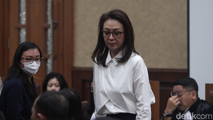 Pacar dan Mantan Istri Bersaksi di Sidang Investasi Fiktif Eks Dirut Taspen Kosasih Terdakwa perkara korupsi, eks Dirut PT Taspen Antonius Kosasih menghadiri sidang lanjutan di Pengadilan Tipikor, Jakarta, Senin (25/8/2025). Jaksa menghadirkan 21 saksi, dua di antaranya adalah Rina Lauwy (baju putih berkacamata) dan Raden Roro Dina Wulandari (baju putih). Diketahui, Rina merupakan mantan istri Kosasih dan Dina merupakan teman dekat terdakwa.