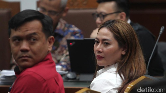 Terdakwa perkara korupsi, eks Dirut PT Taspen Antonius Kosasih menghadiri sidang lanjutan di Pengadilan Tipikor, Jakarta, Senin (25/8/2025). Jaksa menghadirkan 21 saksi, dua di antaranya adalah Rina Lauwy (baju putih berkacamata) dan Raden Roro Dina Wulandari (baju putih). Diketahui, Rina merupakan mantan istri Kosasih dan Dina merupakan teman dekat terdakwa.