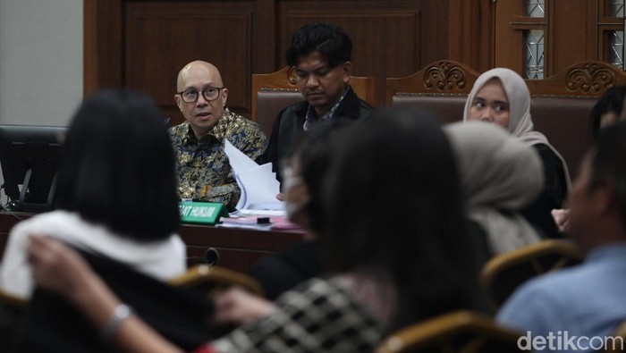 Pacar dan Mantan Istri Bersaksi di Sidang Investasi Fiktif Eks Dirut Taspen Kosasih Terdakwa perkara korupsi, eks Dirut PT Taspen Antonius Kosasih menghadiri sidang lanjutan di Pengadilan Tipikor, Jakarta, Senin (25/8/2025). Jaksa menghadirkan 21 saksi, dua di antaranya adalah Rina Lauwy (baju putih berkacamata) dan Raden Roro Dina Wulandari (baju putih). Diketahui, Rina merupakan mantan istri Kosasih dan Dina merupakan teman dekat terdakwa.