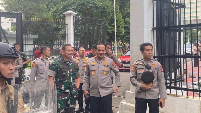 Pangdam Jaya Mayjen TNI Deddy Suryadi bersama Kapolda Metro Jaya Irjen Asep Edi Suheri mengecek massa aksi yang berdemonstrasi di belakang gedung DPR