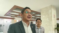Pasha mengaku sadar dengan kamera dan dia merasa tidak enak bila tertyangkap di layar besar dengan kondisi ada Presiden Prabowo Subianto. Saya tahu ada kamera, di situ kita tahu ada kamera. Kenapa kita harus selalu aware? Karena tiba-tiba spot itu bisa nongol di layar lebar itu, karena gak lucu kalau Presiden lihat, lanjutnya. Foto: Dwi Rahmawati/detikcom.