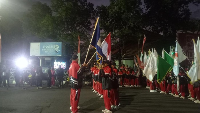 Pelepasan kontingen Buleleng di depan Tugu Singa Ambara Raja, Senin (25/8/2025). (Made Wijaya Kusuma/detikBali)