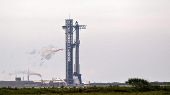 Roket Super Heavy SpaceX bersama Starship mengeluarkan uap sebelum peluncuran dibatalkan di Starbase, Texas, Minggu (24/8/2025). REUTERS/Steve Nesius