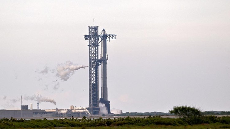 Peluncuran roket raksasa Starship SpaceX ditunda usai kendala teknis di fasilitas Starbase, Texas. Booster Super Heavy hanya sempat melakukan venting sebelum dihentikan.