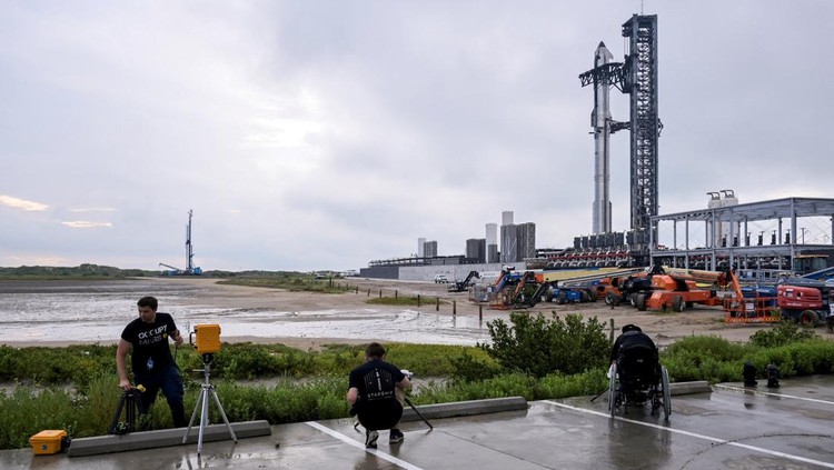 Peluncuran roket raksasa Starship SpaceX ditunda usai kendala teknis di fasilitas Starbase, Texas. Booster Super Heavy hanya sempat melakukan venting sebelum dihentikan.