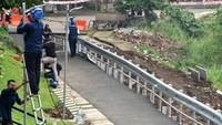 Petugas memasang lampu penerangan jalan umum saat pembangunan akses jalur sepeda motor di Jalan Saleh Danasasmita, Batutulis, Kota Bogor, Jawa Barat, Senin (25/8/2025). ANTARA FOTO/Arif Firmansyah