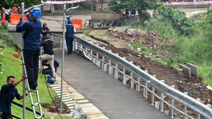 Pembangunan akses jalur motor di Jalan Batutulis Bogor Warga melihat pembangunan akses jalur sepeda motor di di Jalan Saleh Danasasmita, Batutulis, Kota Bogor, Jawa Barat, Senin (25/8/2025). Progres pembangunan akses jalur sepeda motor di ruas jalan menuju Stasiun Batutulis, Kota Bogor tersebut memasuki tahap akhir dengan penyelesaian gap antara drainase dan aspal serta penambahan lampu penerangan jalan umum. ANTARA FOTO/Arif Firmansyah