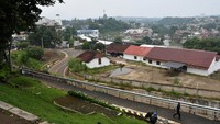 Jalur baru ini menghubungkan ruas jalan menuju Stasiun Batutulis dan diproyeksikan bakal mempermudah mobilitas masyarakat, khususnya para pengguna transportasi umum. Saat ini, pengerjaan difokuskan pada penyelesaian gap antara drainase dan aspal, serta penambahan lampu penerangan jalan umum agar jalur lebih aman dan nyaman digunakan pada malam hari. ANTARA FOTO/Arif Firmansyah