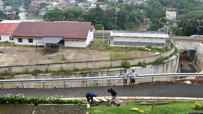 Pembangunan akses jalur motor di Jalan Batutulis Bogor Warga melihat pembangunan akses jalur sepeda motor di di Jalan Saleh Danasasmita, Batutulis, Kota Bogor, Jawa Barat, Senin (25/8/2025). Progres pembangunan akses jalur sepeda motor di ruas jalan menuju Stasiun Batutulis, Kota Bogor tersebut memasuki tahap akhir dengan penyelesaian gap antara drainase dan aspal serta penambahan lampu penerangan jalan umum. ANTARA FOTO/Arif Firmansyah