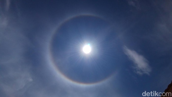 Penampakan fenomena Halo Matahari di langit Batam, Kepri.(Alamudin Hamapu/detikSumut)