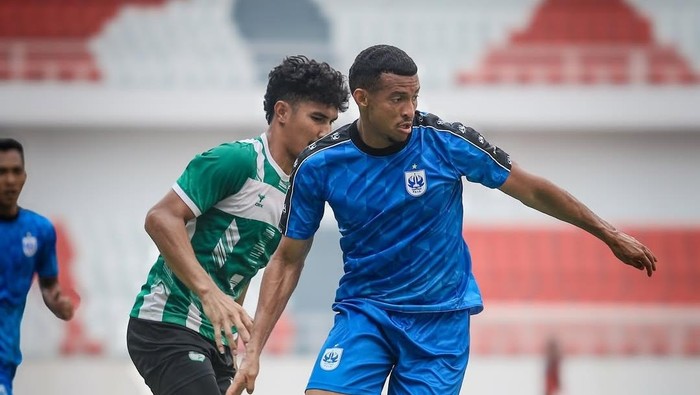 Penampilan Camilo Sanchez (biru) dalam laga ujicoba antara PSIS lawan PSMS, Senin (25/8/2025).