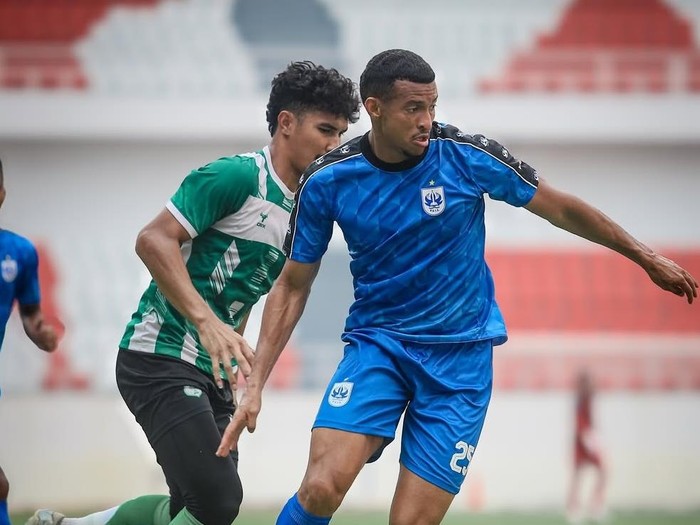 Penampilan Camilo Sanchez (biru) dalam laga ujicoba antara PSIS lawan PSMS, Senin (25/8/2025).