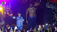 Rapper asal Amerika Serikat, Melly Mike, tampil di malam penutupoan Festival Pacu Jalur 2025 di Kuantan Singingi, Riau. Melly Mike juga mengajak bocah penari Pacu Jalur yang viral, Dikha, ke atas panggung. Foto: (dok. Diskominfo Kuantan Singingi)