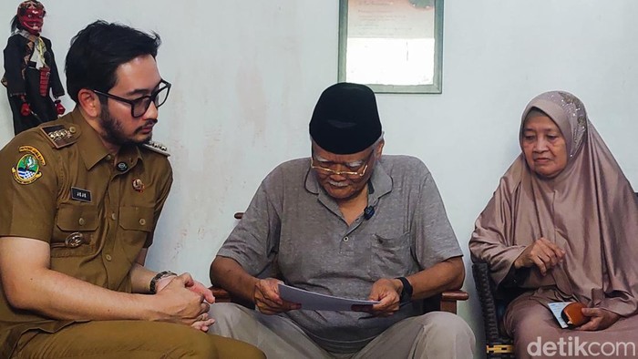 Pencipta Lagu Hymne KBB, Ase Rukmantara (tengah) disambangi Bupati Bandung Barat, Jeje Ritchie Ismail