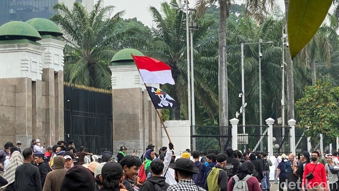Pendemo 25 agustus 2025 di depan Gedung DPR kibarkan bendera One Piece.