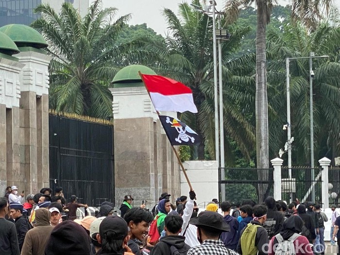 Pendemo 25 agustus 2025 di depan Gedung DPR kibarkan bendera One Piece.