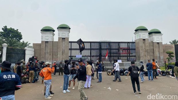 Pendemo 25 Agustus 2025 di DPR kibarkan Bendera One Piece.