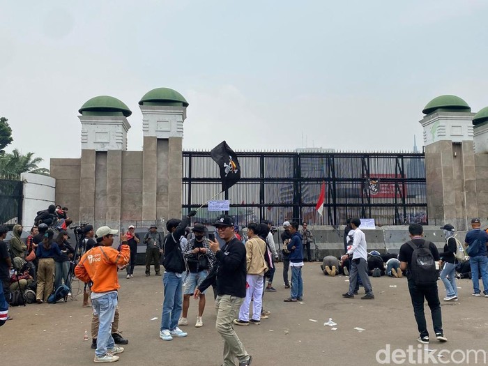 Pendemo 25 Agustus 2025 di DPR kibarkan Bendera One Piece.