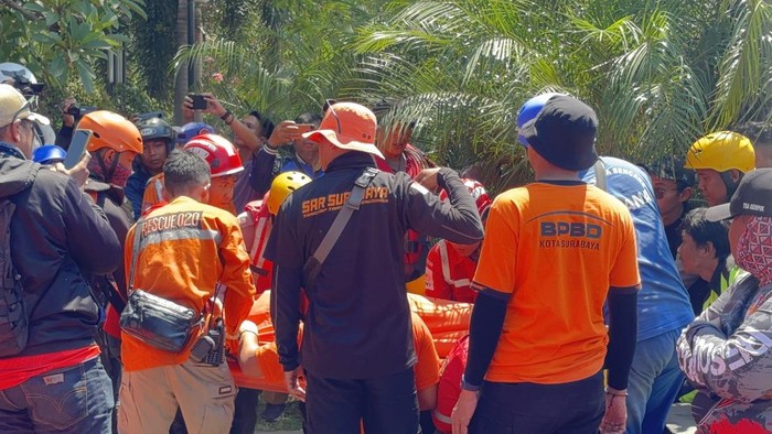 Jenazah pengamen yang tewas gegara nyebur ke sungai Jagir saat dikejar Satpol PP Surabaya dievakuasi