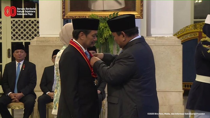 Penyematan Bintang Tanda Jasa dari Presiden RI Prabowo Subianto. Foto: Tangkapan layar