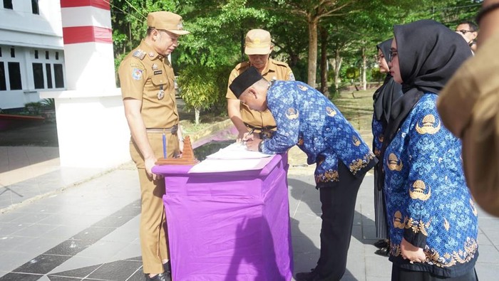 Penyerahan SK perpanjangan 588 PPPK Enrekang.